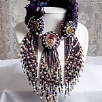 Collier plastron Les Merveilles D'Antan, inspiration belle époque avec une dentelle violette et de très belles perles brodé façon Haute-Couture.