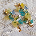 BO bella yellow pendantes dorées en laiton avec cristaux, fleurs en résine, perles rondes en verre, chaînette et dormeuses dorées en laiton