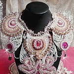 Collier plastron Madame de Pompadour, le plaisir des yeux brodé avec des perles de qualité façon Haute-Couture