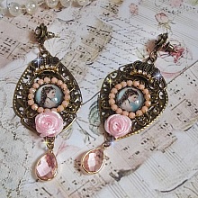 BO Sissi Impératrice dans les tons rose et bronze, pendentifs, strass, chaîne perlée, gouttes et clous d'oreilles en mlétal en verre, breloques couronnes