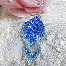 Pendentif Doux Rêves Bleutés aux rocailles de qualité en verre dans les nuances de Bleu et d’Argent. Au bruit des vagues, elles ne peuvent que vous sublimer par les mouvements et la souplesse