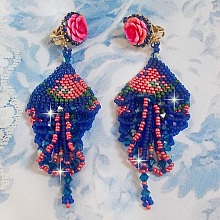 BO Bel’Nuit Bleue avec cabochons en forme de roses en résine ornés d’une chaîne strass Saphir à laquelle s’ajoute des toupies et rocailles. Le tout est monté sur clips Dorés Laiton