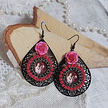 BO Look Coco avec cabochons représentant une femme et son perroquet, chaîne strass, roses en résine, pendentif filigranéess et crochets d'oreilles en laiton Noir