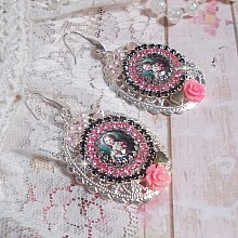 BO Jardin de Lumière et d’argent montées avec un cabochon ovale représentant une jeune femme avec des fleurs à laquelle s’ajoute des zirconiums, perles, estampes avec crochets en Argent 925