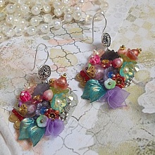 BO Couronne Chic Printanière créées avec des diverses fleurs, perles de Murano,  cristaux, divers accessoires et des crochets d'oreilles en Argent 925/1000