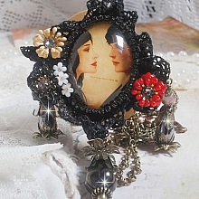 Collier Love Romance crée avec des cristaux, un cabochon ovale représentant deux femmes, des Quartz, Hématites, des perles en plaqué or et autres accessoires