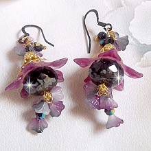 BO Funky Black avec des perles facettées verre de bohème en forme de potiron, fleurs clochettes Purple, fleurs lucites peintes à la main, coupelles et cristaux. Montés sur des crochets en laiton Noir.
