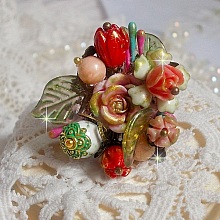 Bague Lisière de Forêt Fleurie, un bouquet tout en force avec ces fleurs en verre, céramique, époxy, lucites et feuilles peintes à la main, cristaux, la nature est si belle !