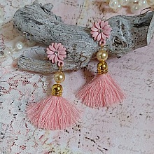 BO Baby Pink montées avec pompons, coquilles, perles rondes nacrées cristal Swarovski et puces marguerites