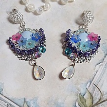 BO Caraïbes montées avec fleurs, strass, estampes, calottes, perles cristal Swarovski et clous d’oreilles 