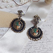 BO Chatou Steampunk montées avec cabochons loupes représentant des chats en chapeau haut de forme Vert avec un médaillon ornés d’une chaîne strass Noire sur estampes Bonze et clous d'oreilles Laiton