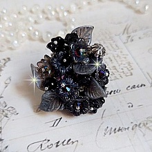 Bague Soir de Lune créée avec des fleurs lucites Noires et Grises peintes à la main, cristaux, perles en résine, perles en verre et coupelle argentée. Le tout est monté sur une bague argentée