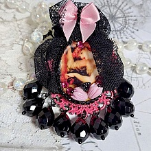 Pendentif Barbara monté avec cabochon résine, pendentif métal, dentelle, fleurs, gouttes verres et perles cristal Swarovski