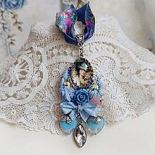 Pendentif Infiniment Bleuté créé avec fleurs synthétiques, résine, cabochon verre, ruban velours et perles Cristal Swarovski