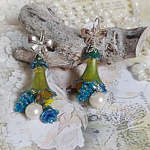 BO Regard Scintillant créées avec fleurs acryliques, rondes en résine, chaîne laiton et perles Cristal Swarovski