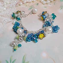 Bracelet Regard Scintillant avec fleurs frosted, clochettes verres, rondes résines, breloques et perles Cristal Swarovski