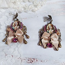 BO Reine Roses créées avec cabochon verre, nœud satin, strass, clochettes et perles Cristal Swarovski