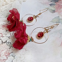 BO Symphonie de Rouge créées avec créoles, fleurs mousseline et perles Cristal Swarovski
