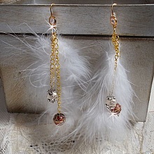 BO Douce Blanche aux plumes blanches, perles en plaqué Or et Cuivre/Argent, crochets d'oreilles avec un cristal. Un look Amérindien 
