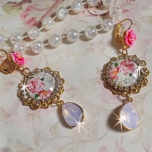 BO Bouquet Valentine, cabochons en verre strassés de cristaux, roses en résine, poires Rose Opale en cristal et dormeuses dorées Laiton