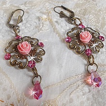 BO Irrésistible Eden avec cabochons ronds et gouttes en cristal, cabochons en résine, estampes bombées, dormeuses fleur de lys en laiton