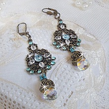 BO Lady in Blue montées avec des chandeliers, intercalaires rondes en forme de fleur, cristaux, poires en Zirconium, rocailles en Verre sur dormeuses en Laiton