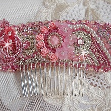 Peigne Magnolia brodé avec perles Cristal de Swarovski, fleurs résine, rocailles verre, strass