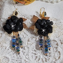 BO Attrape Rêves Noires et Dorées avec fleurs Lucites, dentelle, estampes, fleurs en cristal, rocailles et dormeuses en Laiton