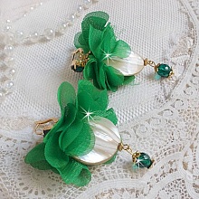 BO Belle Emeraude créées avec nacres bombées, fleurs en tissu sur tulle de couleur vert émeraude, cristaux et dormeuses dorées en laiton