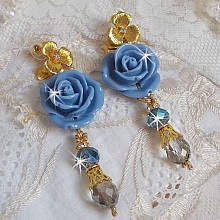 BO Bell’issim Rose Bleu Barbeau avec des roses en résine, cabochons Cristal AB, gouttes facettées, perles rondes en verre de bohème, coupelles et clous d'oreilles en laiton