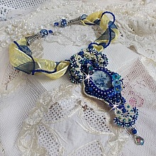Pendentif Blue Palace Haute-Couture brodé avec cabochon résine, argent 925, rubans, rocailles et perles Cristal Swarovski