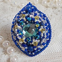 Bague Blue Palace brodée avec un cabochon rond facetté Turquoise, des perles rondes nacrées, estampe filigranée, chatons, toupies en Cristal, rocailles et perles sur une bague filigranée Argentée