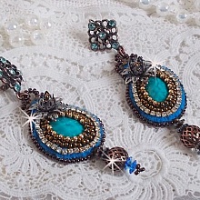 BO Ilycia Charming brodées avec deux cabochons facettés Turquoise, cristaux comme : fleurs, chaîne strass, cabochons aux couleurs Bleues et Cristal à laquelle s'ajoute des rocailles et des dormeuses