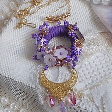 Pendentif Laureline brodé avec un fil 100% coton, fleurs lucites, perles nacrées, rocailles verres et perles Cristal Swarovski