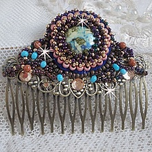 Peigne Bonjour Paris cabochon marbré bleu/vert/écru orné de rocailles en verre dont la couleur dominante est le Violet. Montés sur un peigne Bronze métal avec des perles du Soleil. Un look city !