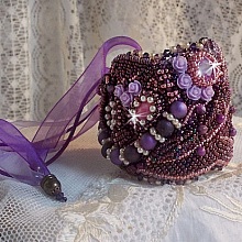 Bracelet Chinese Purple Stone manchette brodé de pierres fine : les Sugilites, des Cristaux de Swarovski, des rocailles et un ruban Organza Violet