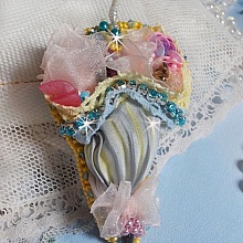Broche Ombrelle de Fleurs brodée avec un ruban de soie Gris/Jaune, des cristaux de Swarovski, des fleurs Lucite, des perles en Nacre, de la dentelle et des rocailles