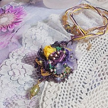 Pendentif Lady Romantique brodé avec une dentelle Violine année 1950, cristaux, fleurs résine, perles en verre, étamines, estampe Dorée, rocailles et chaîne en plaqué Or pour une belle Lady