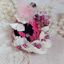 Pendentif Pink brodé avec ruban de soie, fleurs cloches en verre, rocailles, écusson et pompons fourrure vison 