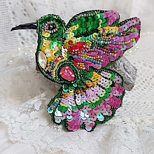 Broche Colibri Hibiscus brodée avec sequins, perles verres et perles Cristal Swarovski