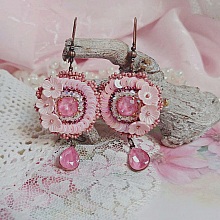 BO Dahlia brodées avec sequins, fleurs acryliques, rocailles verres et perles Cristal Swarovski