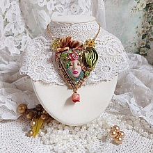 Collier La Belle au Bois Dormant créé avec cabochon cœur pâte polymère, ruban de soie, fleur résinée, accessoires laiton