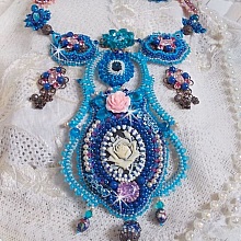 Plastron Belle Epoque, Haute-Couture brodé avec des Cristaux de Swarovski et diverses belles perles