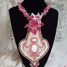 Plastron Lys Rose brodé avec une pierre de gemme l'Howlite blanc, rocailles, dentelle et perles diverses façon Haute-Couture