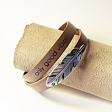 Bracelet cuir double en duo décoré d'une plume argentée