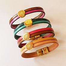 Bracelet au passant doré Soleil sur duo de cuirs à personnaliser cadeau fête des mères