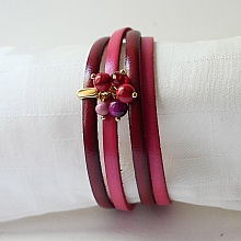Bracelet cuir double en duo décoré de perles fuchsia