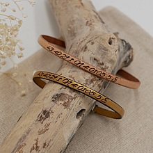 Cadeau bracelets pour couple en cuir personnalisés tous deux de la même gravure 