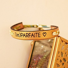 Bracelet Florâme gravé ImParfaite au ruban liberty vert clair sur cuir doré 