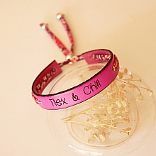 Bracelet Florâme gravé Flex & Chill au ruban liberty fleuri sur cuir fuchsia
